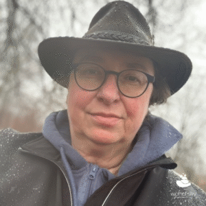 Angelika Wohofsky im Regen mit Hut