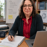 Angelika Wohofsky im Büro an der Uni